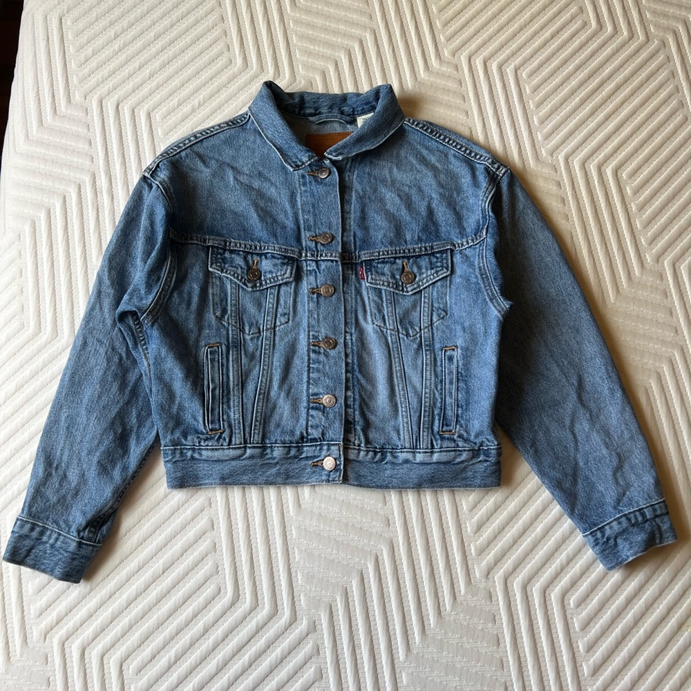 Levi’s - Future Mid slouch denim trucker jacket in blue - Picture 6 of 9